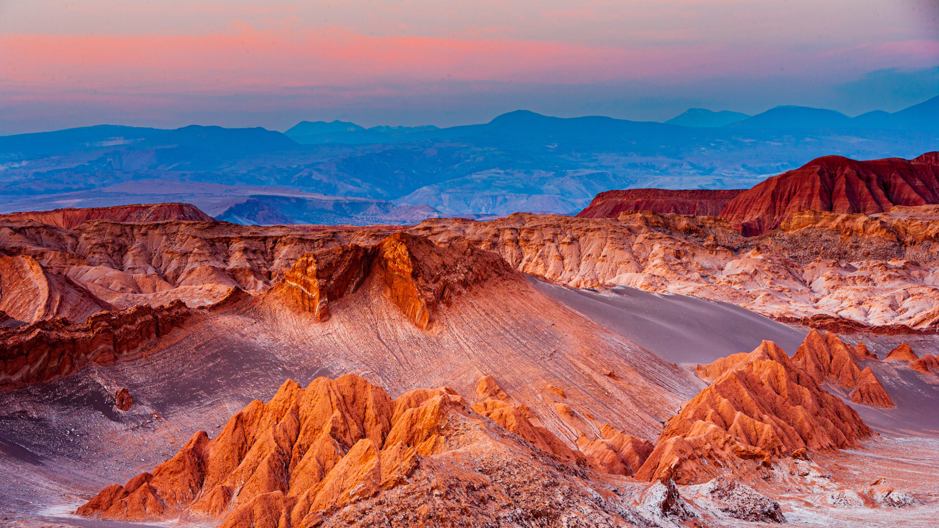 paisaje del valle de la luna mostrando la cordillera con luces del atardecer