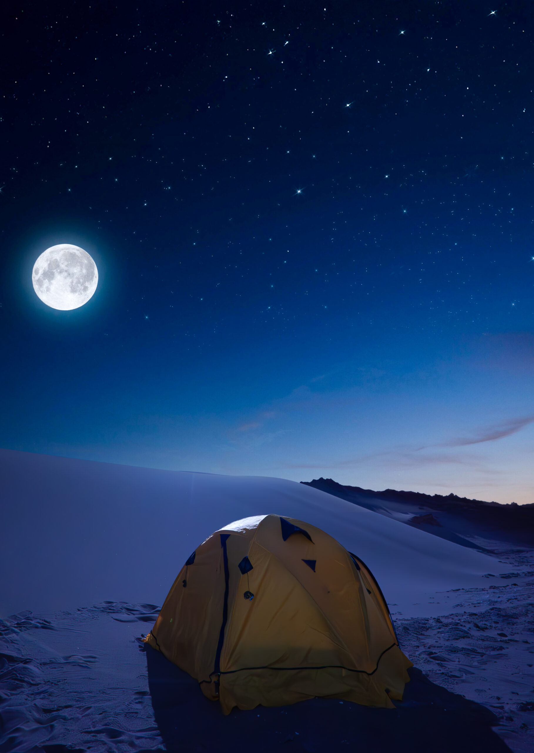 Carpa o tienda de campaña a las faltas de unas duna y bajo la luna llena en la cordillera de la sal, San Pedro de Atacama.
