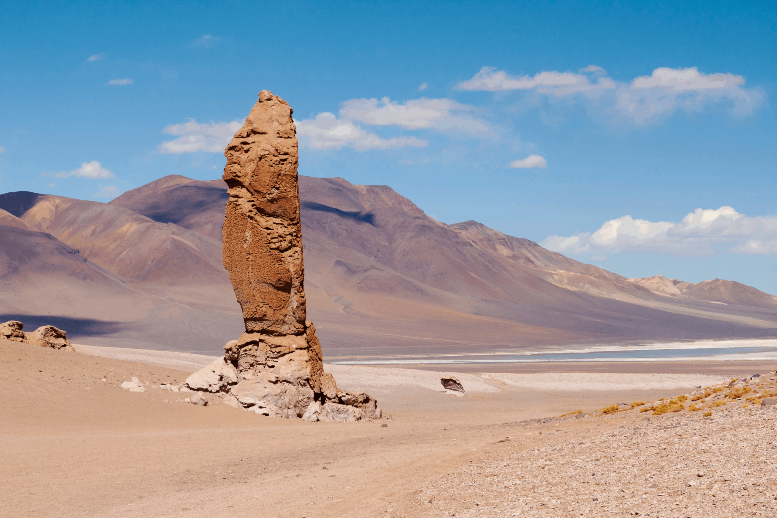 Fotografía de la imponente piedra del índio, una formación rocosa de gran altura modelada por el viento en la Ruta de los Salares, en San Pedro de Atacama.