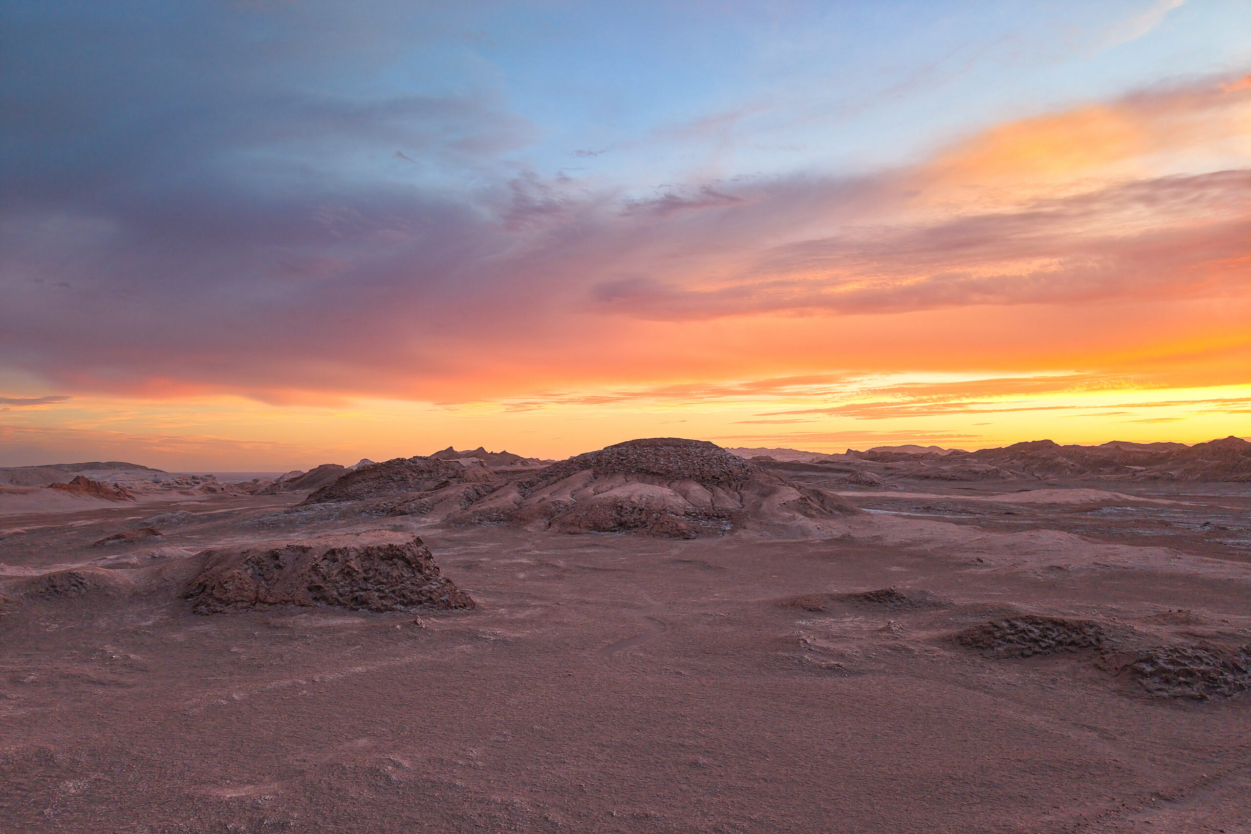 fotografía de la cordillera de la sal con los colore del atardecer, san pe0d,ro de atacama.